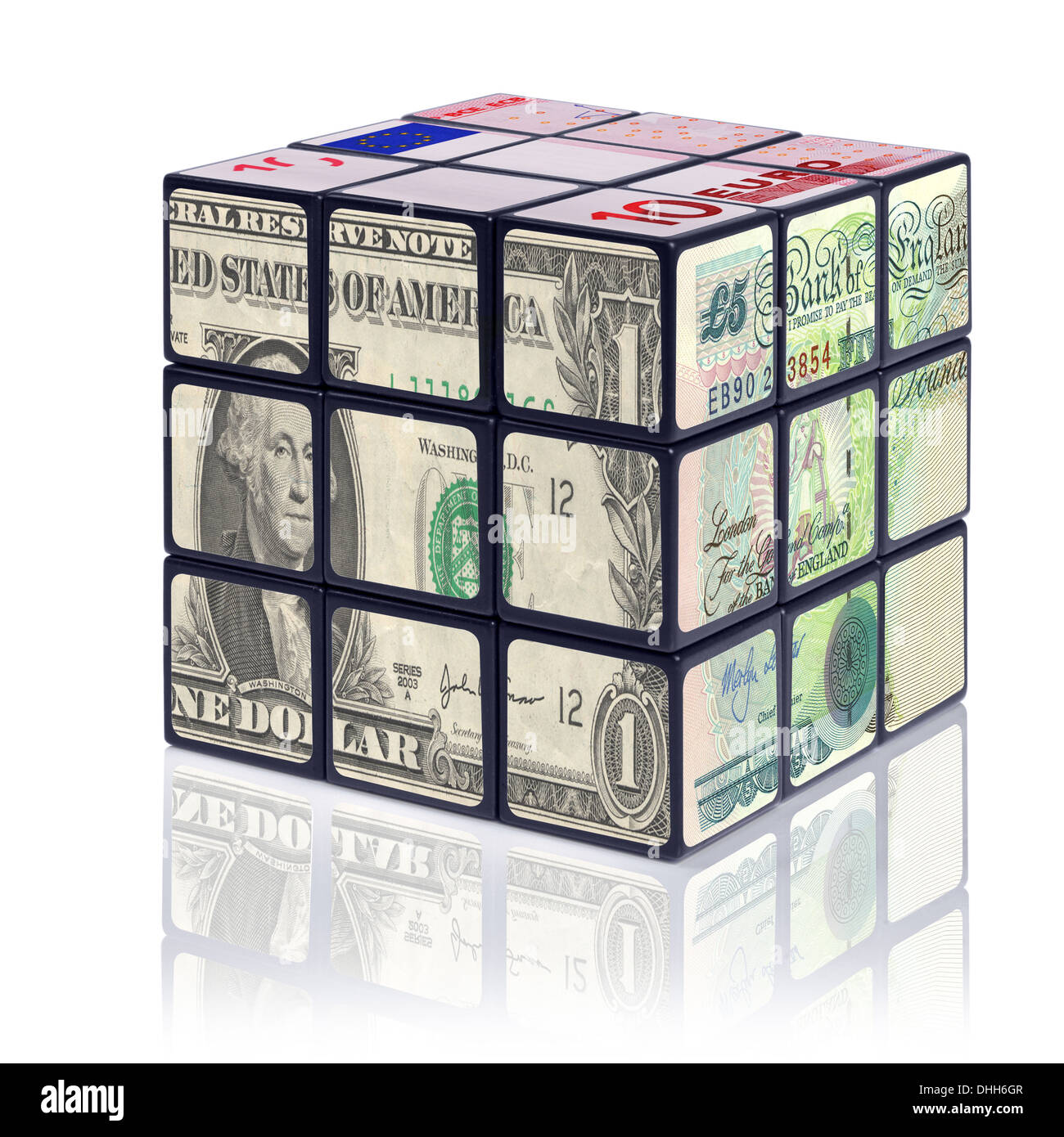 Ein Puzzle-Würfel mit Banknoten auf jeder Seite mit - US-Dollar, britischen Pfund und dem Euro. Stockfoto