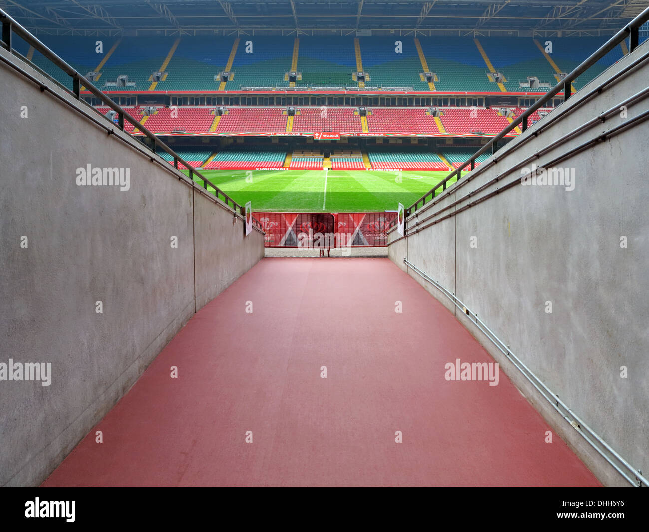 Millennium Stadium in Cardiff, Wales, Blick von der Spieler-Tunnel heraus auf das Spielfeld. Stockfoto