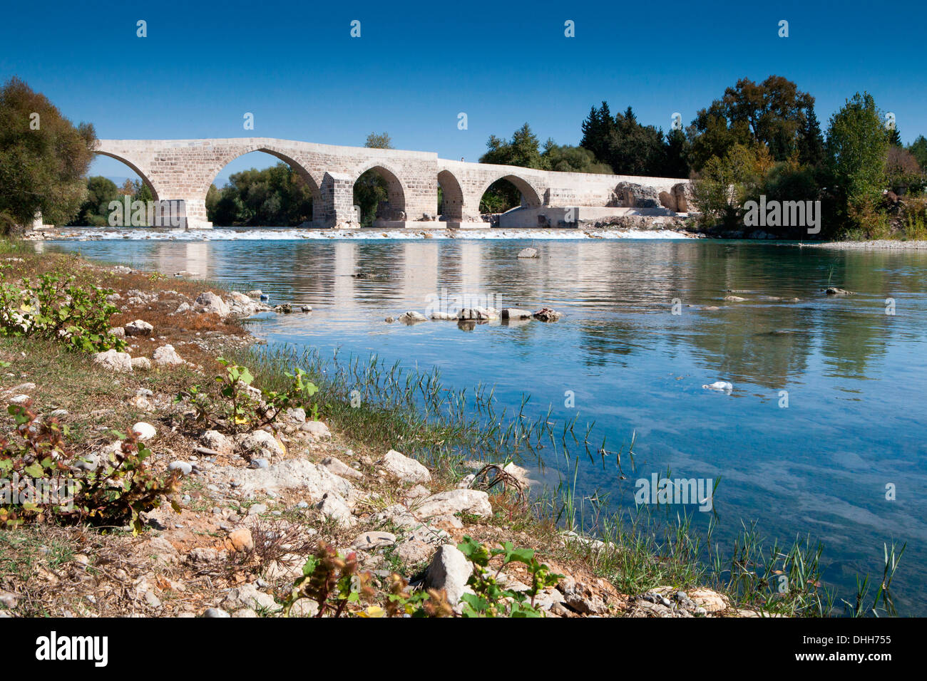 Restaurierte mittelalterliche Brücke aus der Seljuq Reich in der Nähe von Aspendos in der Südtürkei. Stockfoto