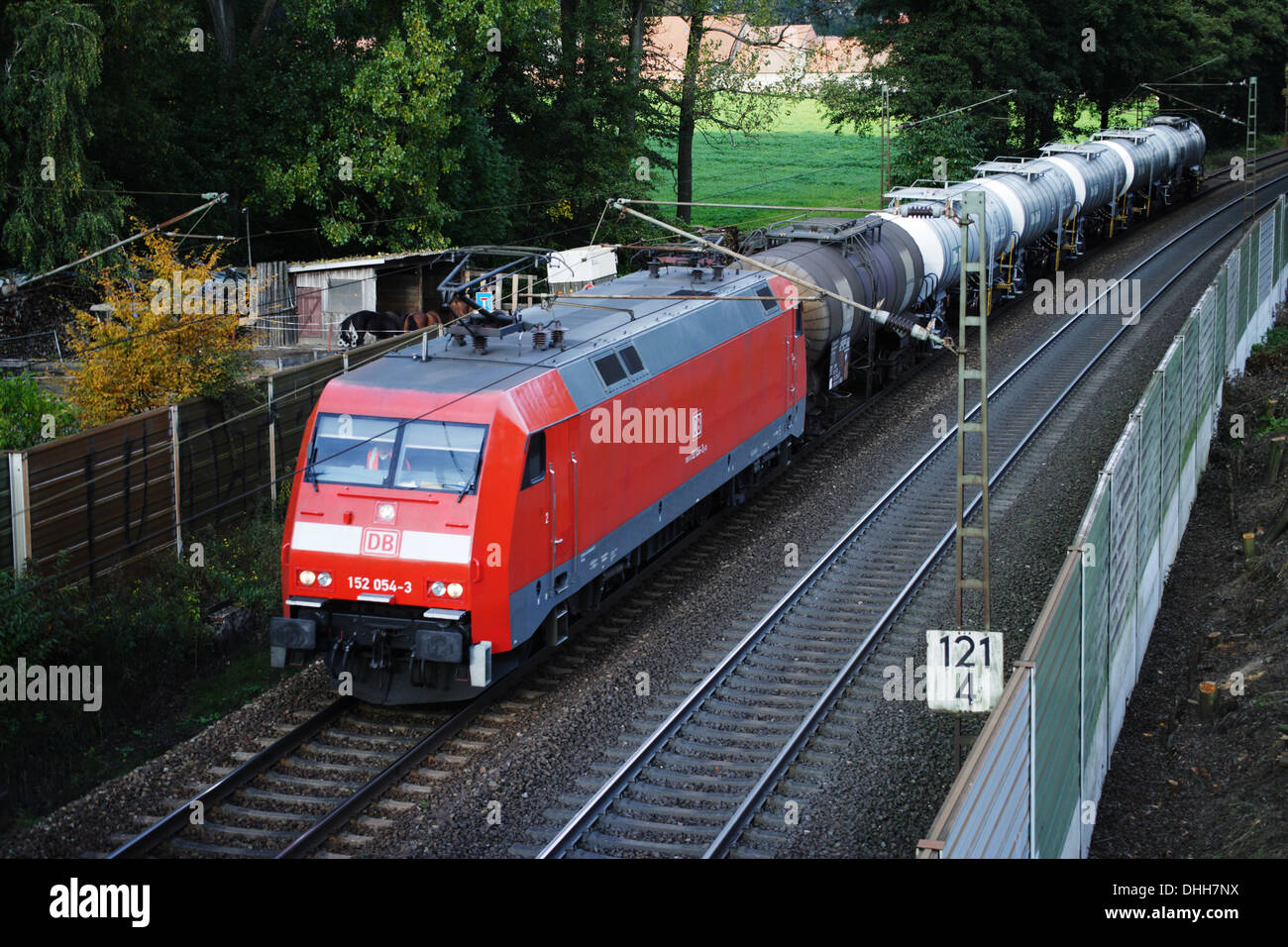 BR152 152 054-3 der DB Mit Kesselwagen Auf der Rollbahn (KBS385 Wanne Eikel-Hamburg KM124) Bei Osnabrück (Oktober 2013) Stockfoto