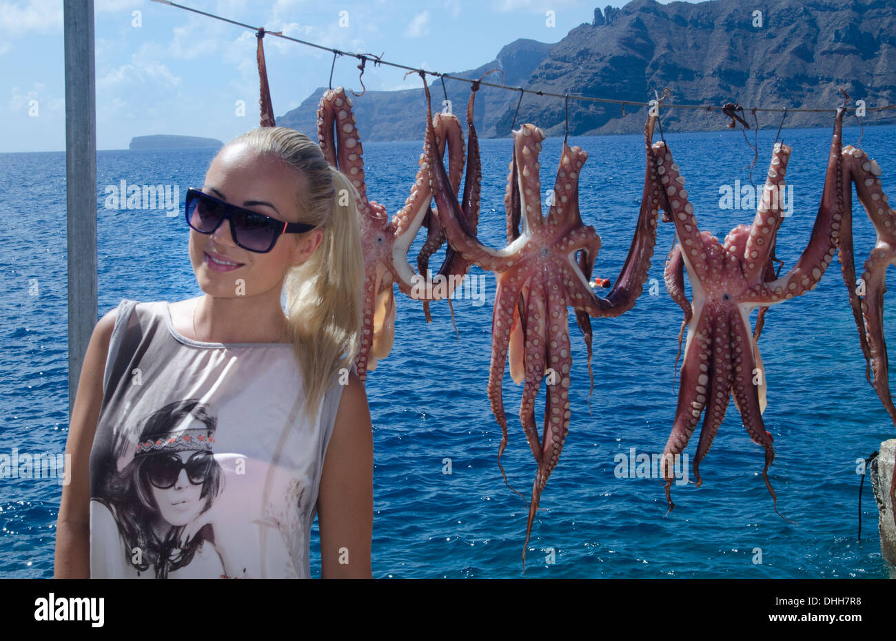 Griechenland Santorini Oia Kykladen griechische Fischerdorf mit Europen Frau Tourist unter Oia mit Kalamaris Tintenfisch Stockfoto