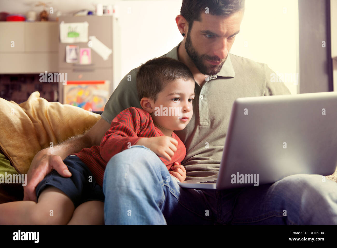 Vater und Sohn mit Laptop Stockfoto
