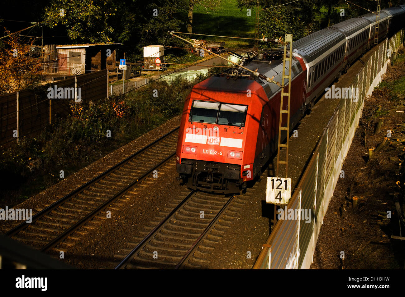 BR101 101 052-9 der DB Mit IC2218 Stuttgart-Hamburg Auf der Rollbahn (KBS385 Wanne Eikel-Hamburg KM124) Bei Osnabrück (Okt 2013) Stockfoto