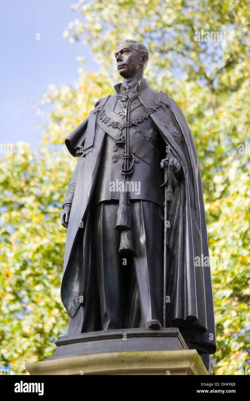 zweieinhalb Mal Leben Größe Bronze Statue von George VI mit Blick auf das Einkaufszentrum The Queen Mothers-Denkmal Stockfoto