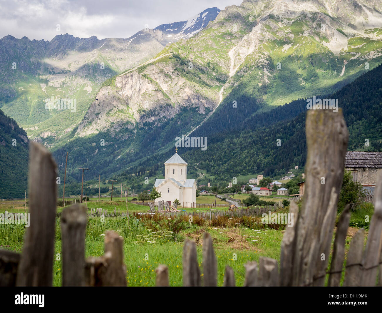 St.-Georgs-Kirche in Adishi Dorf im oberen Swanetien, Georgien, Kaukasus. Stockfoto