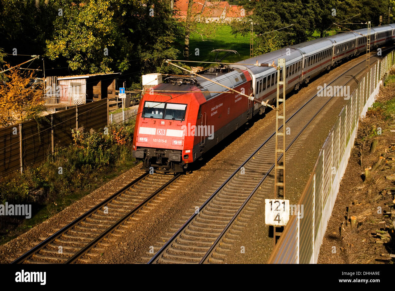 BR101 101 015-6 der DB Mit IC1129 (Kiel-Nürnberg) Auf der Rollbahn (KBS385 Wanne Eikel-Hamburg KM124) Bei Osnabrück Okt 2013) Stockfoto