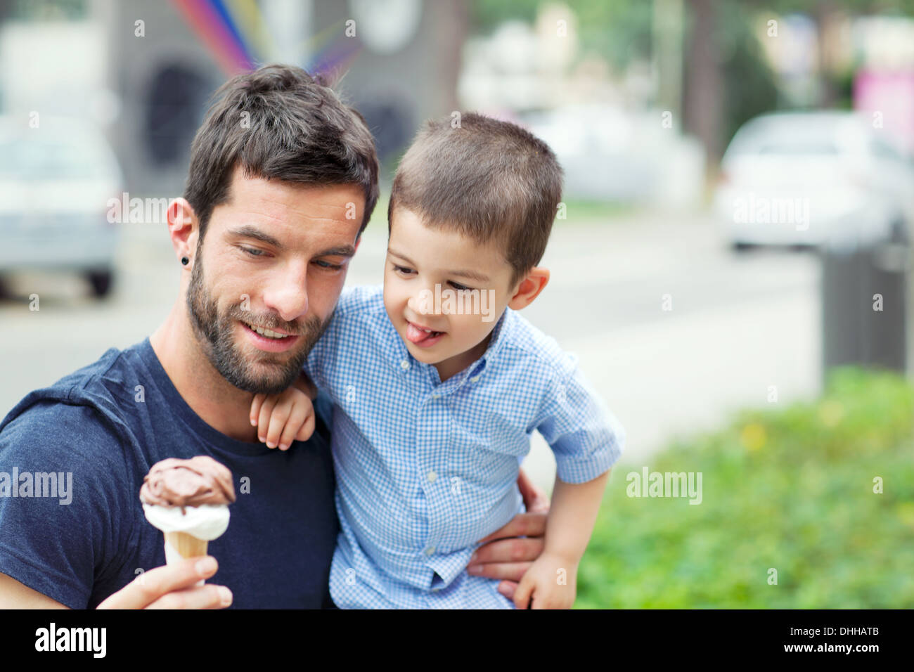 Vater Holding Eis, Sohn leckte die Lippen Stockfoto
