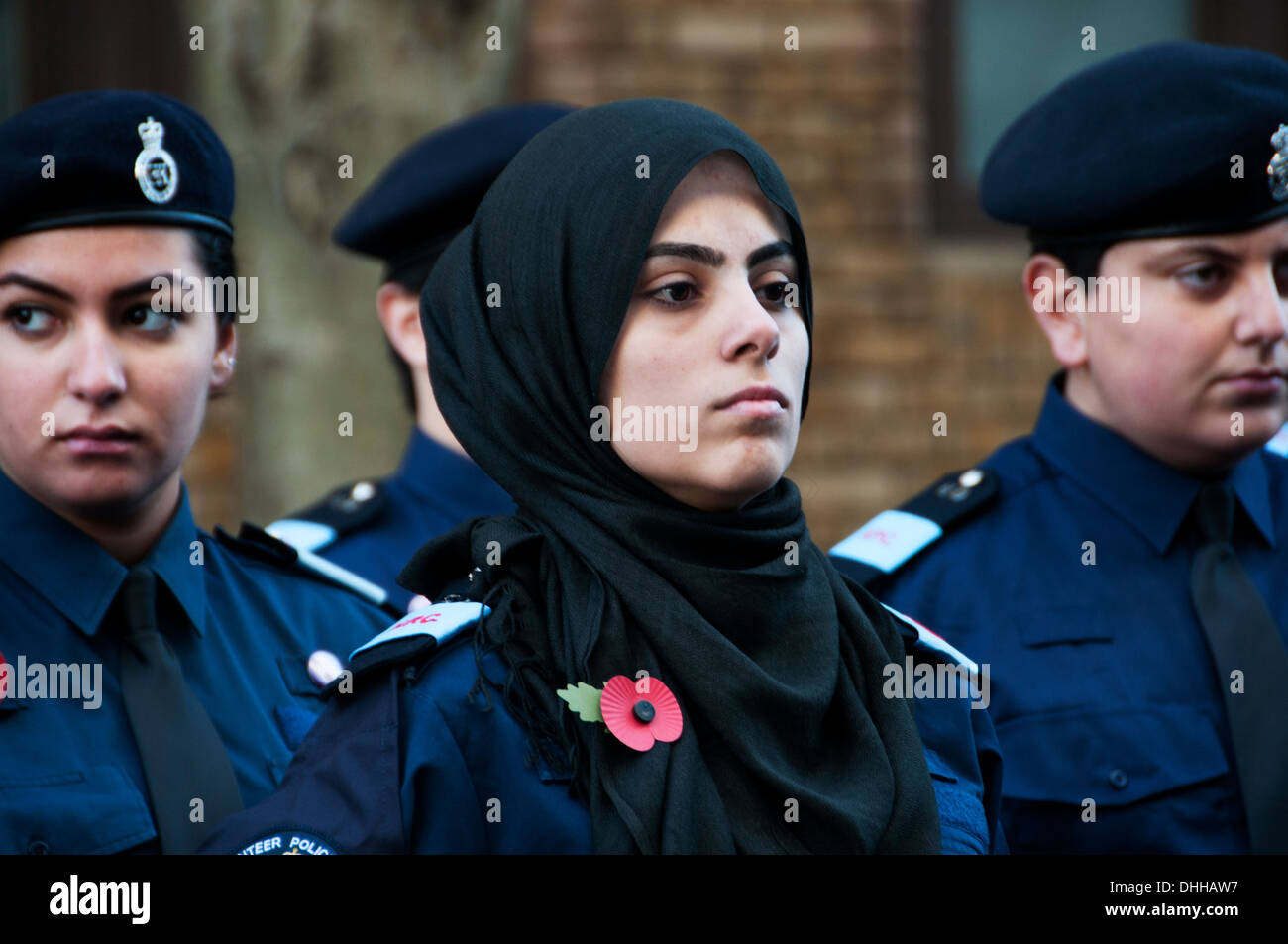 Hackney Erinnerung-Tag Zeremonie. 10. November 2013. Muslimische Mädchen, Polizeikadett, trägt eine Mohnblume Stockfoto