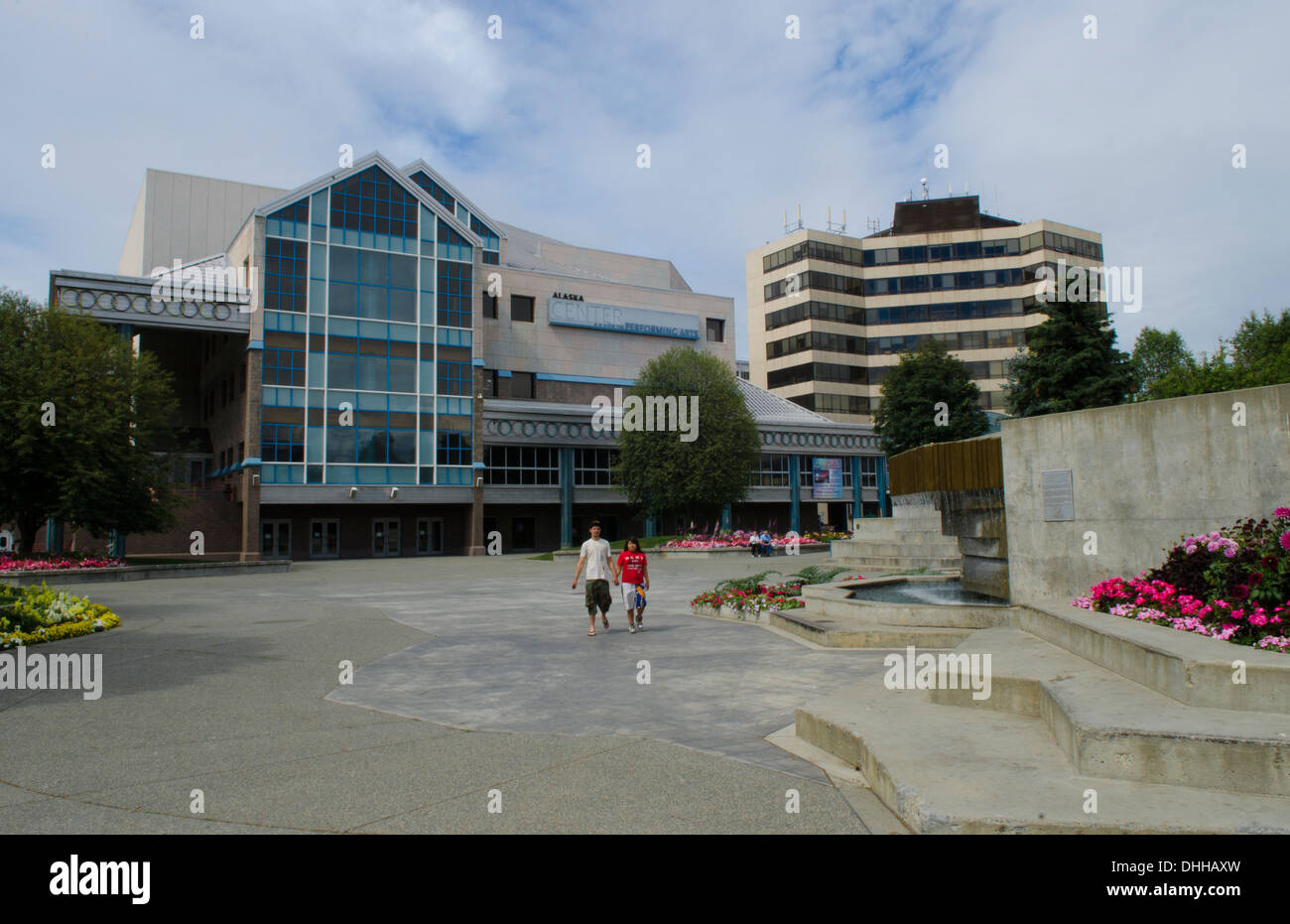 Hauptstadt Anchorage Alaska Alaska Center for the Performing Arts Gebäude und Brunnen mit Blumen und Menschen Stockfoto