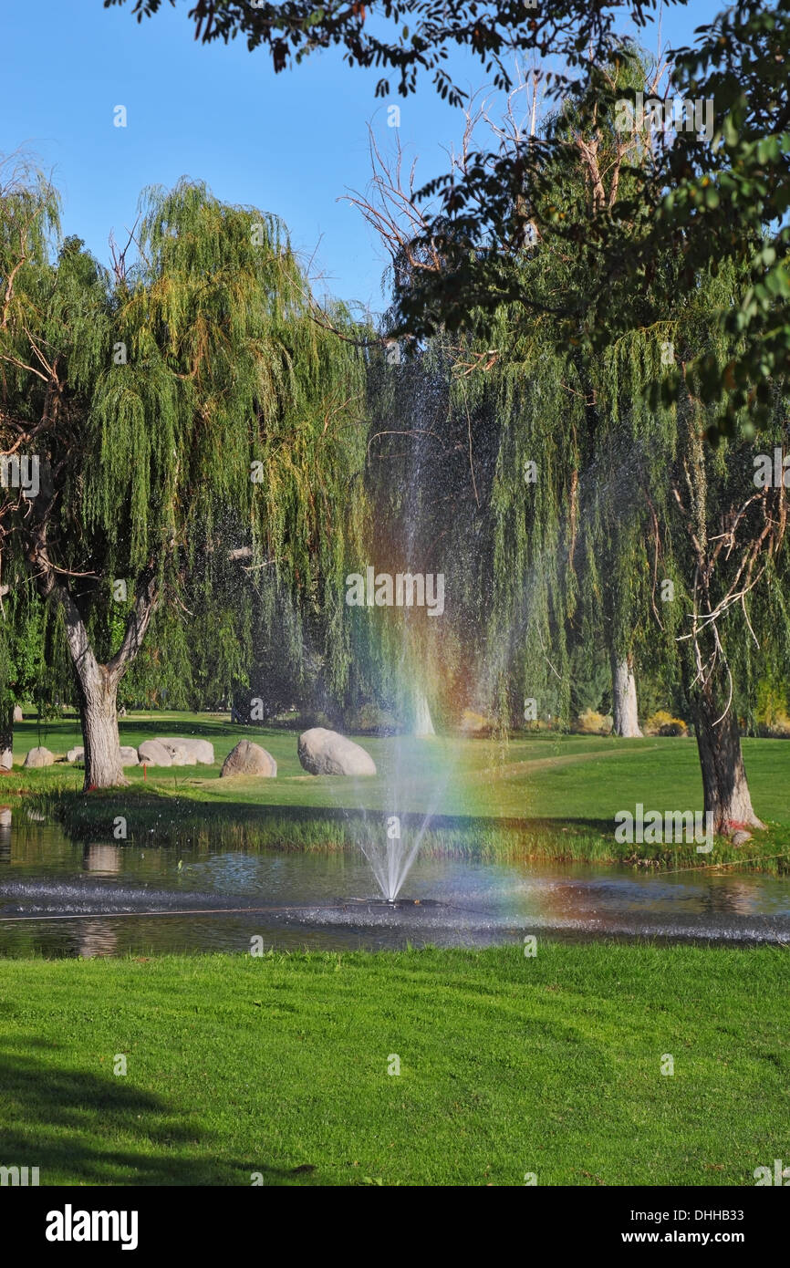 Dekorative Brunnen und leuchtenden Regenbogen Stockfoto