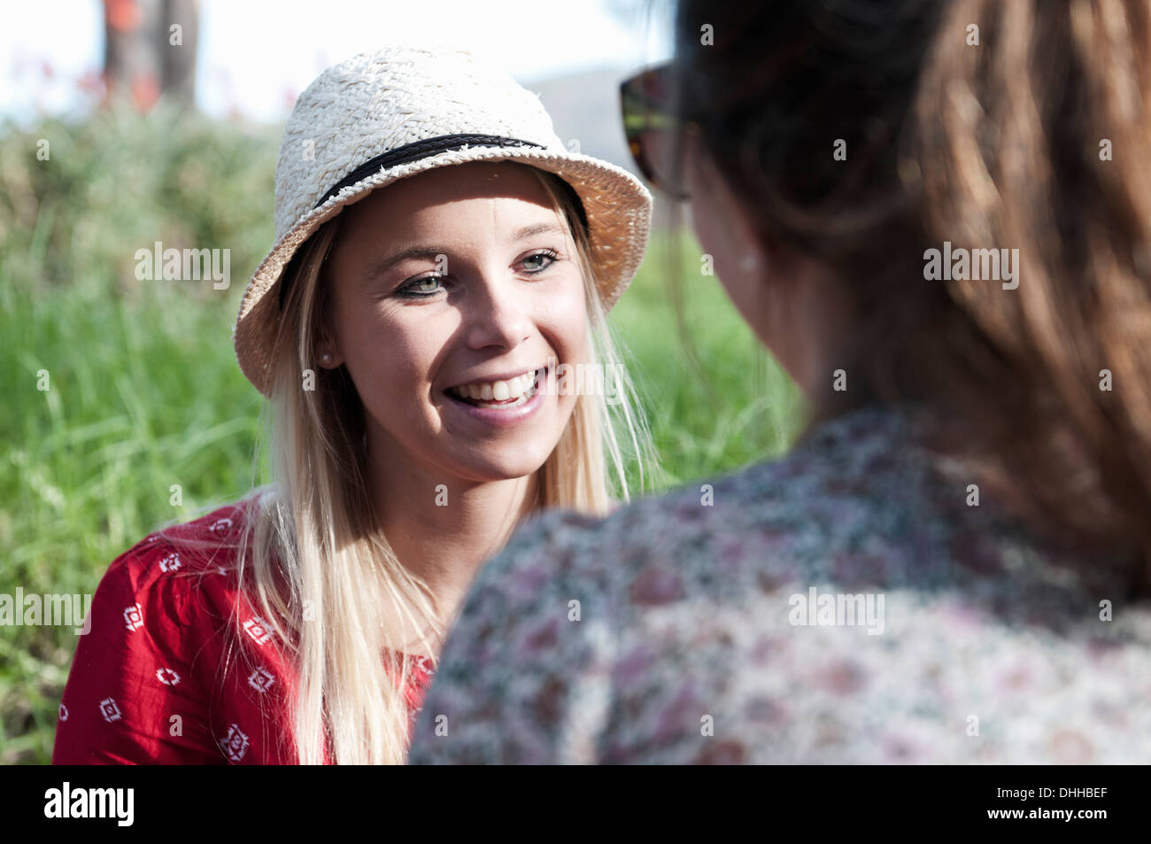 Junge Frauen bei Picknick Stockfoto