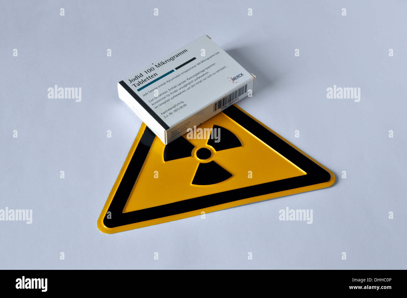 (ILLUSTRATION) Eine Packung Jodtabletten liegt am 03. April 2011 auf einem Radioaktivitäts-Warnschild in Deutschland. Fotoarchiv für Zeitgeschichte - ACHTUNG: KEIN KABELDIENST Stockfoto