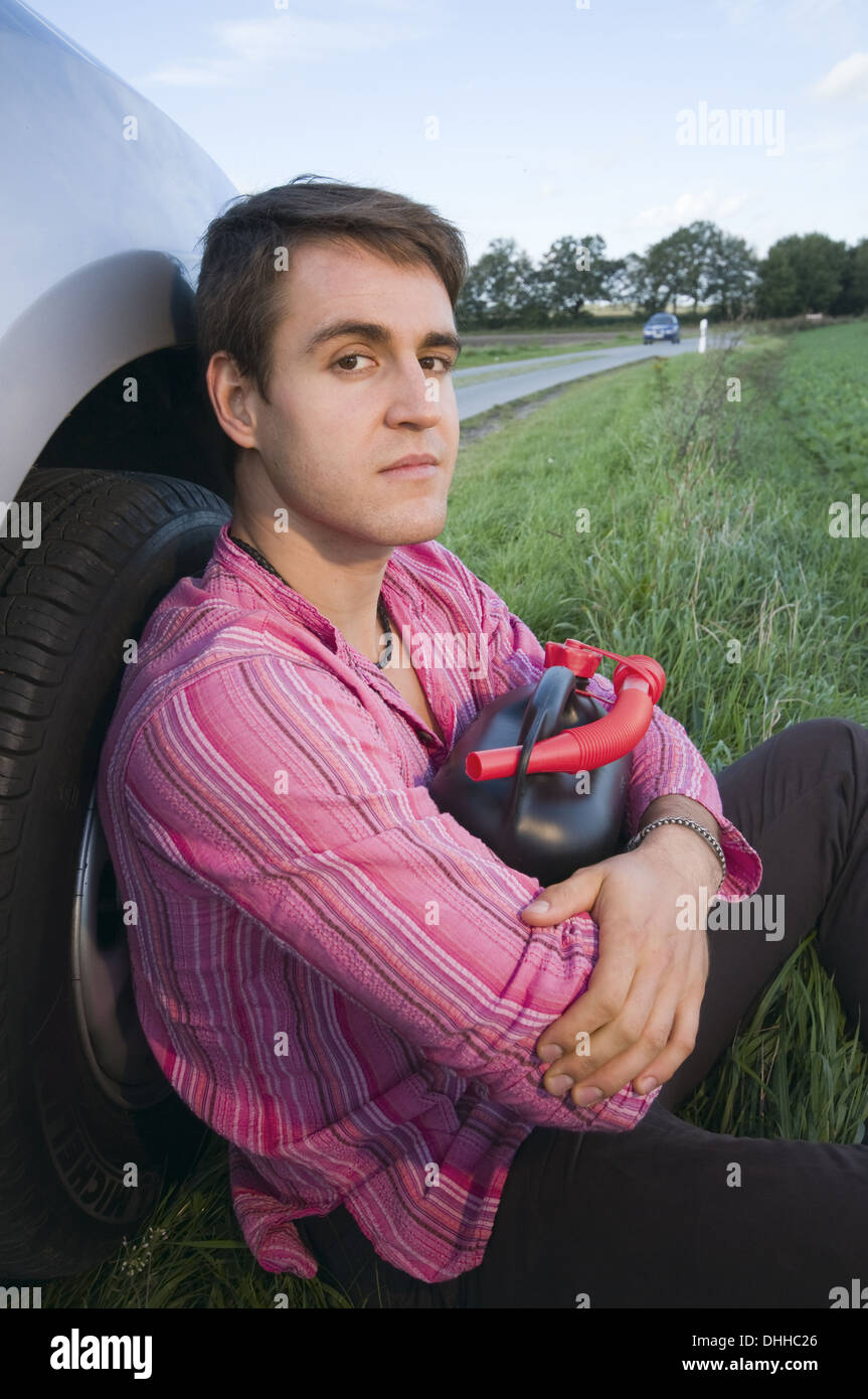 sitzen mit Kanister Stockfoto