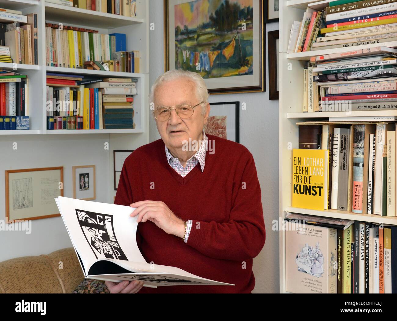 Leipzig, Deutschland. 8. November 2013. Deutscher Liedermacher und Autor Helmut Richter durchsucht ein Buch in seiner Wohnung in Leipzig, Deutschland, 8. November 2013. Helmut Richter, der am 30. November 2013 seinen 80. Geburtstag feiert, schrieb das Lied "Schlug Sieben Tisches aufgefrischt du Weltenverbindens" ("Sie müssen Kreuz sieben Brücken"). Im Jahr 1978 wurde das Lied gespielt von der deutschen Band Karat und Popularität über die deutschen Grenzen hinweg. Vor allem als westdeutscher Sänger Peter Maffay eine Coverversion des Songs aufgenommen wurde es im Jahr 1980 ein Riesenhit für ihn. Foto: Waltraud Grubitzsch - Live News WIRE SERVICE/Dpa/Alamy Stockfoto Leipzig, Deutschland. 8. November 2013. Deutscher Liedermacher und Autor Helmut Richter durchsucht ein Buch in seiner Wohnung in Leipzig, Deutschland, 8. November 2013. Helmut Richter, der am 30. November 2013 seinen 80. Geburtstag feiert, schrieb das Lied "Schlug Sieben Tisches aufgefrischt du Weltenverbindens" ("Sie müssen Kreuz sieben Brücken"). Im Jahr 1978 wurde das Lied gespielt von der deutschen Band Karat und Popularität über die deutschen Grenzen hinweg. Vor allem als westdeutscher Sänger Peter Maffay eine Coverversion des Songs aufgenommen wurde es im Jahr 1980 ein Riesenhit für ihn. Foto: Waltraud Grubitzsch - Live News WIRE SERVICE/Dpa/Alamy Stockfoto