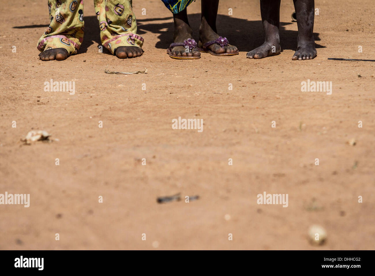 Kajuru, Nigeria. 31. Oktober 2013. Barfuß afrikanische Kinder. Fulanis sind traditionell nomadischen Leute, Rinder, Ziegen und Schafe hüten. Sie sind eines der größten nomadischen Volksgruppen in der Welt, über mehrere Gebiete verbreitet. Die Fulani folgen einen Verhaltenskodex bekannt als Pulaaku, bestehend aus den Qualitäten von Geduld, Selbstbeherrschung, Disziplin, Klugheit, Bescheidenheit, Achtung vor anderen Menschen (einschließlich Feinde), Weisheit, Eigenverantwortung, Gastfreundschaft, Mut und harte Arbeit. Zsolt Repasy/ZUMAPRESS.com/Alamy © Live-Nachrichten Stockfoto