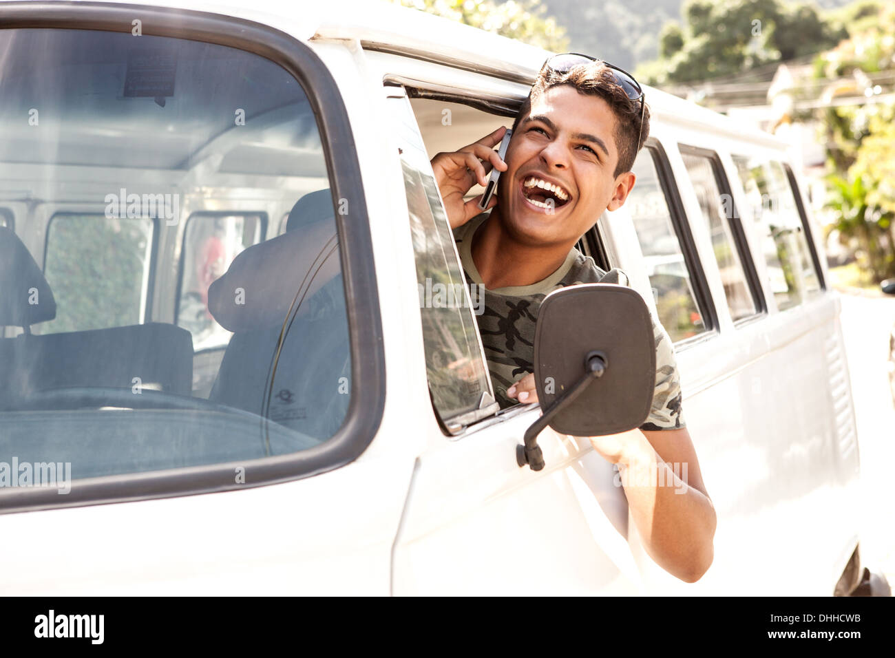 Mann in van telefonieren mit Handy Stockfoto