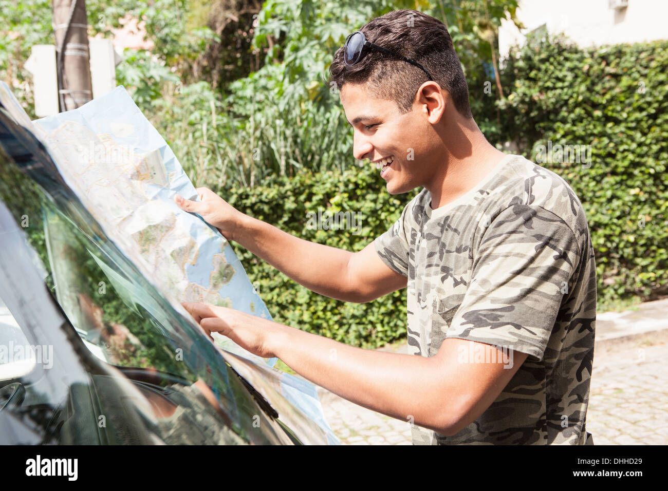 Mann überprüfen Karte nach dem Weg Stockfoto