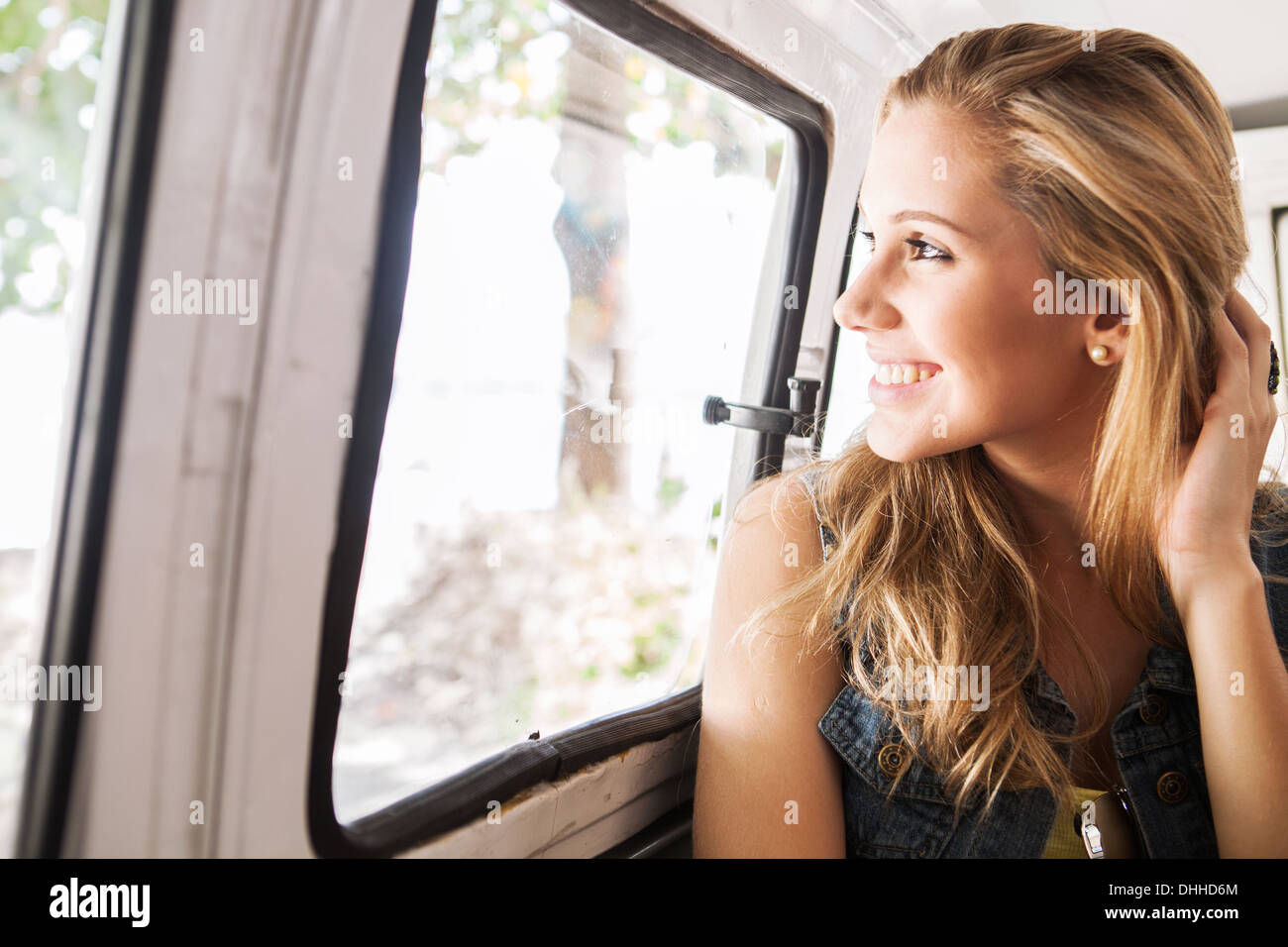 Frau aus dem Autofenster Stockfoto