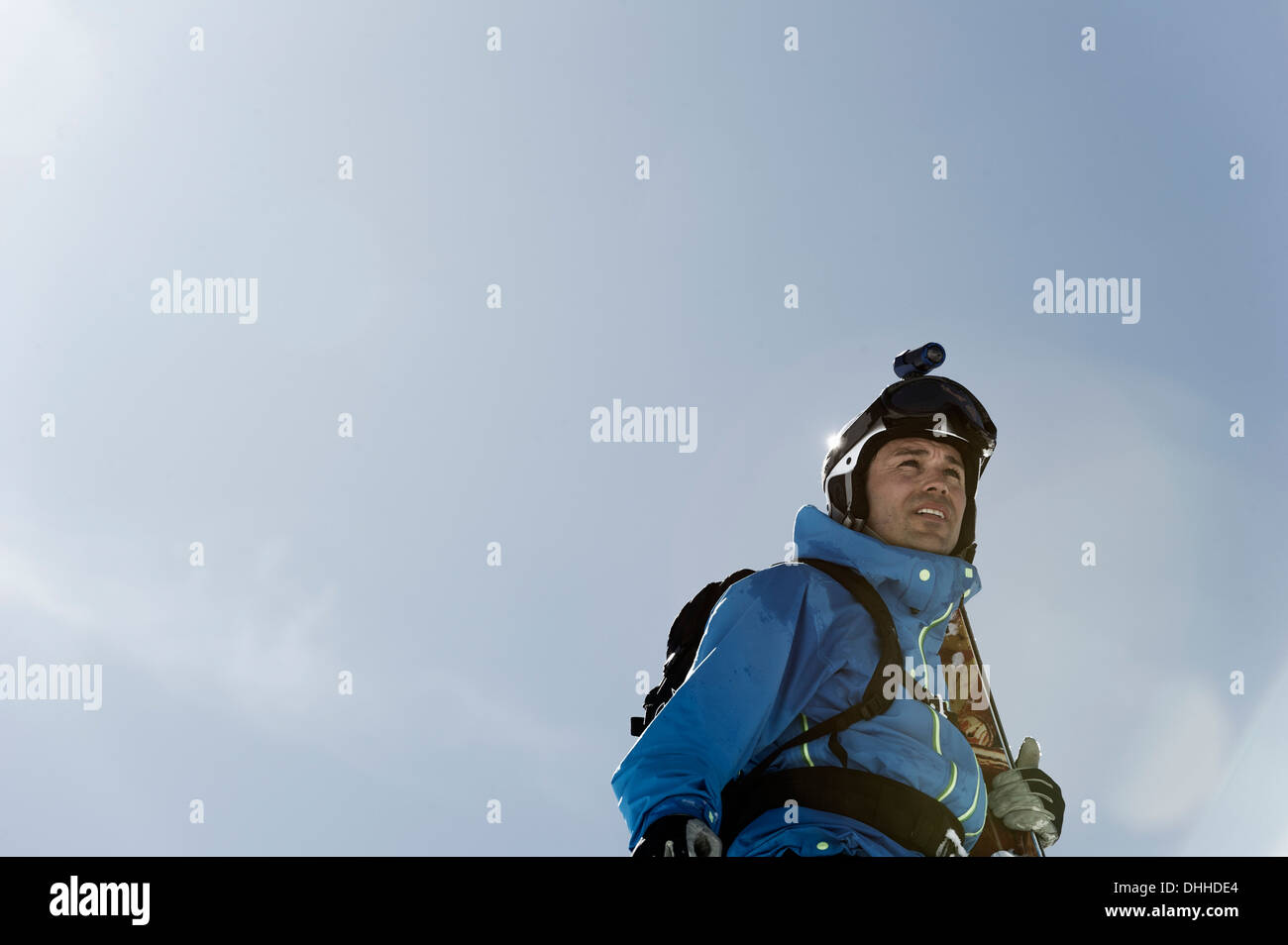 Mann, die Vorbereitung zum Skifahren Stockfoto