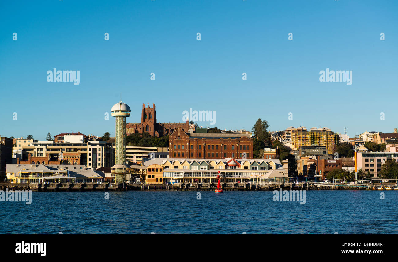 Newcastles Skyline vom Fluss Hunter zeigt die CBD, Christ Church Cathedral, Queens Wharf und der Queens Wharf Tower. Stockfoto