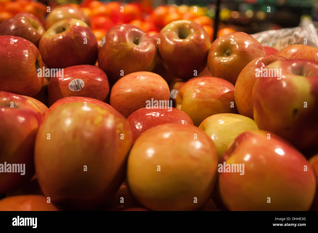 Äpfel auf dem Display am Bauernmarkt Stockfoto