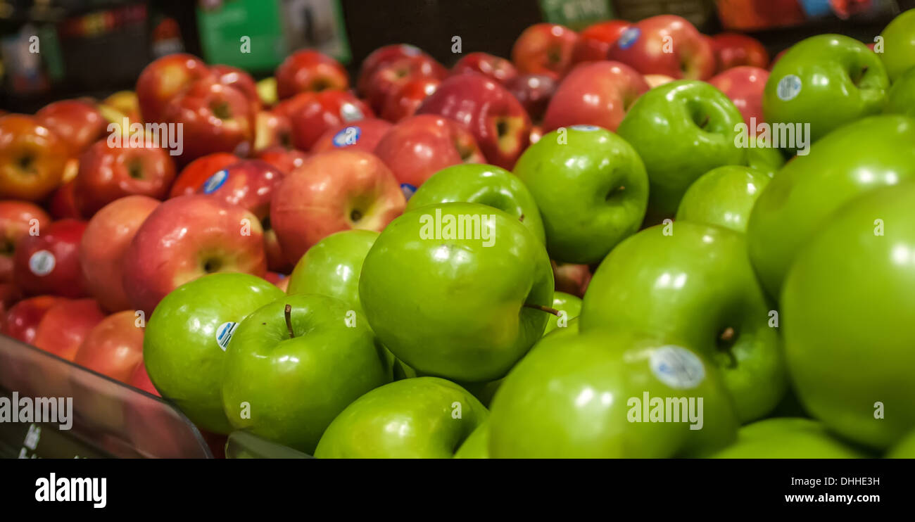 Äpfel auf dem Display am Bauernmarkt Stockfoto