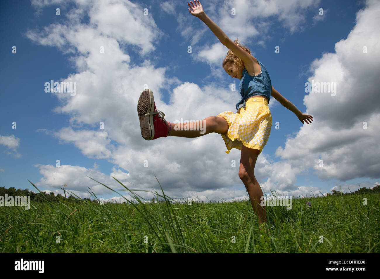 Teenager-Mädchen treten Bein in Feld Stockfoto