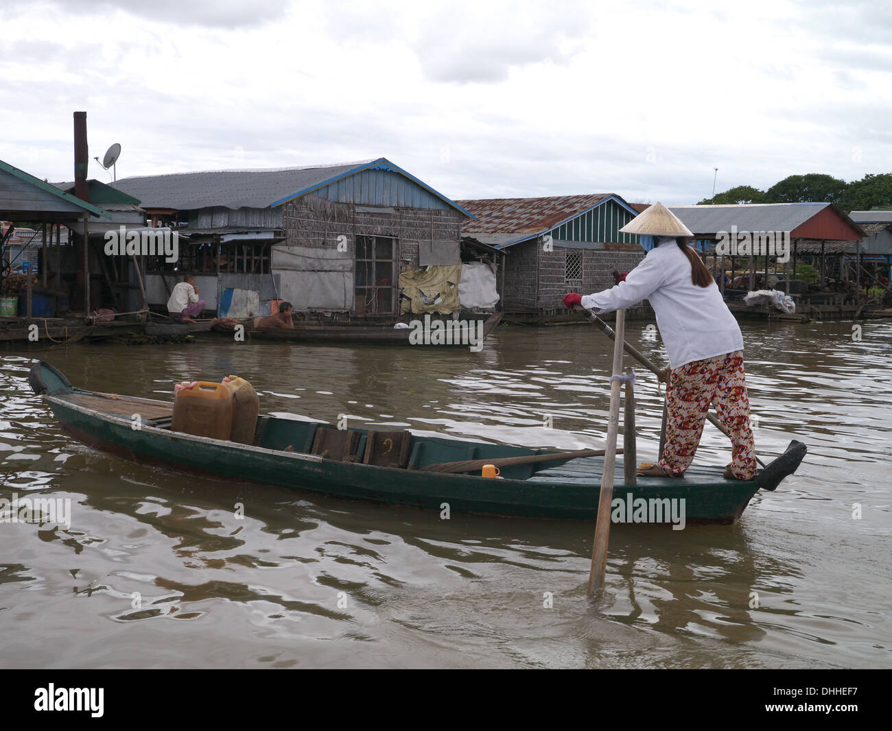 Mekong Fluss Kambodscha schwimmendes Dorf.  Menschen leben auf dem Wasser überleben von Fischen Frau Ruderboot Stockfoto