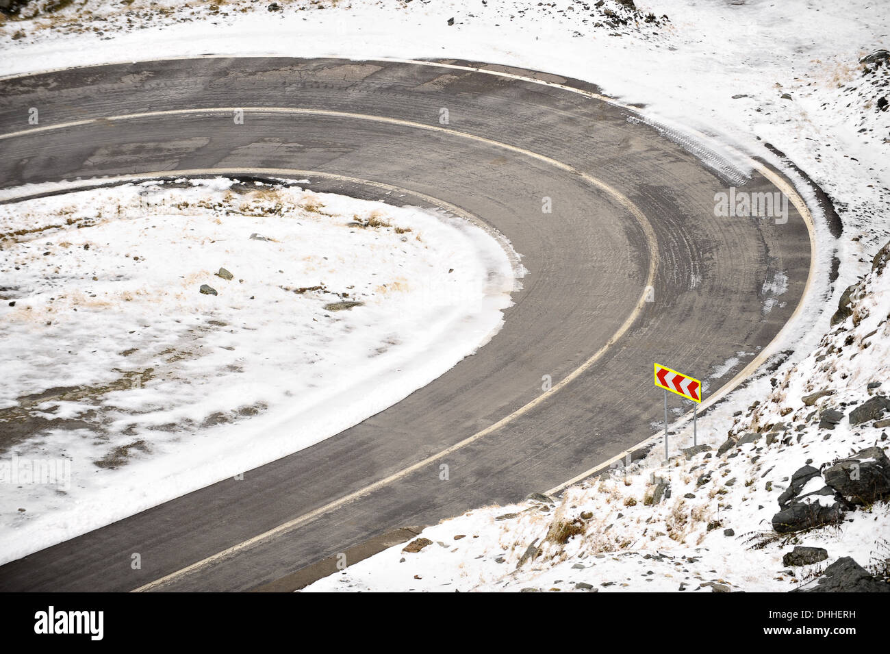 Eine Haarnadelkurve auf einer Bergstraße im winter Stockfoto