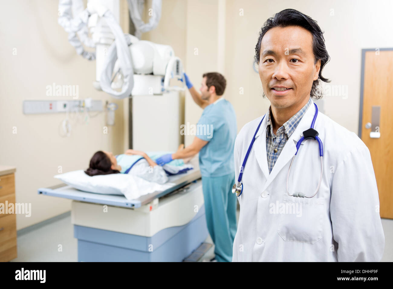 Radiologe mit Krankenschwester, die Vorbereitung der Patienten für Xray Stockfoto