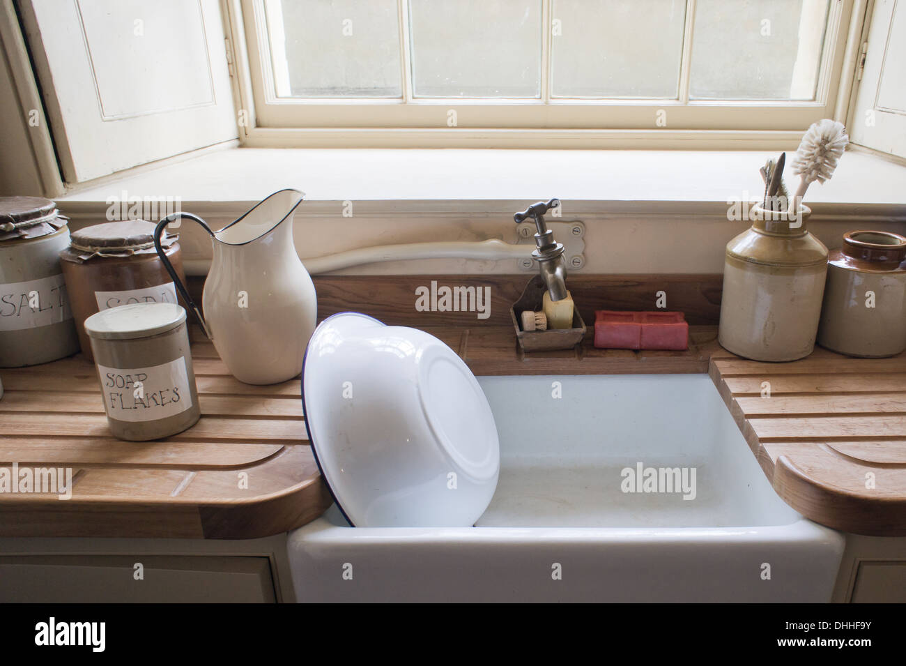 Vintage spülbecken küche -Fotos und -Bildmaterial in hoher Auflösung – Alamy