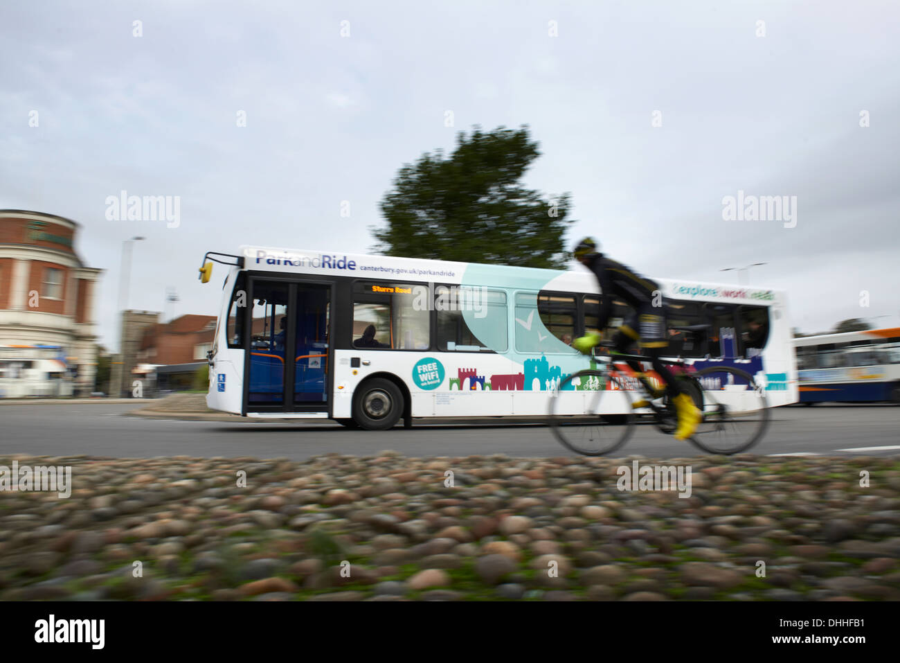 Bus- und Radfahrer ein Kreisverkehr Canterbury Kent Umrundung Stockfoto