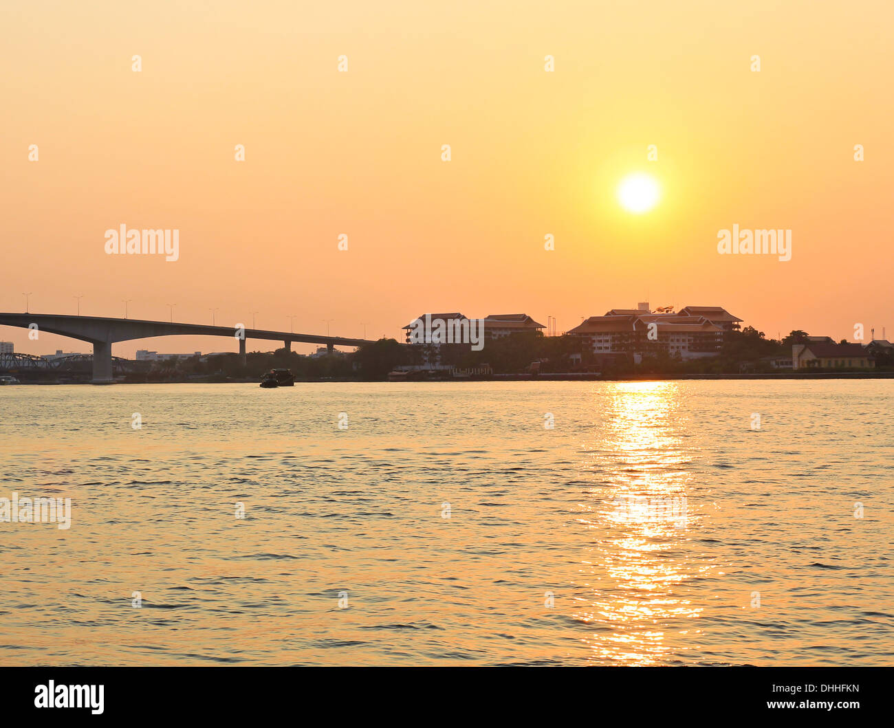 Sonnenuntergang am Fluss Chao Phraya Stockfoto