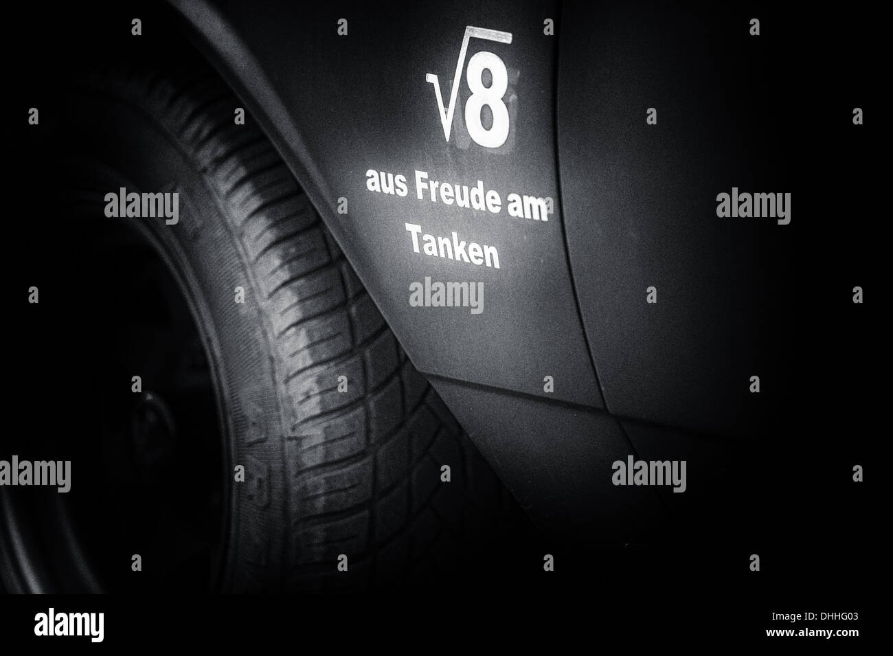 weißer Text auf schwarzem Hintergrund auf einem Auto Stockfoto