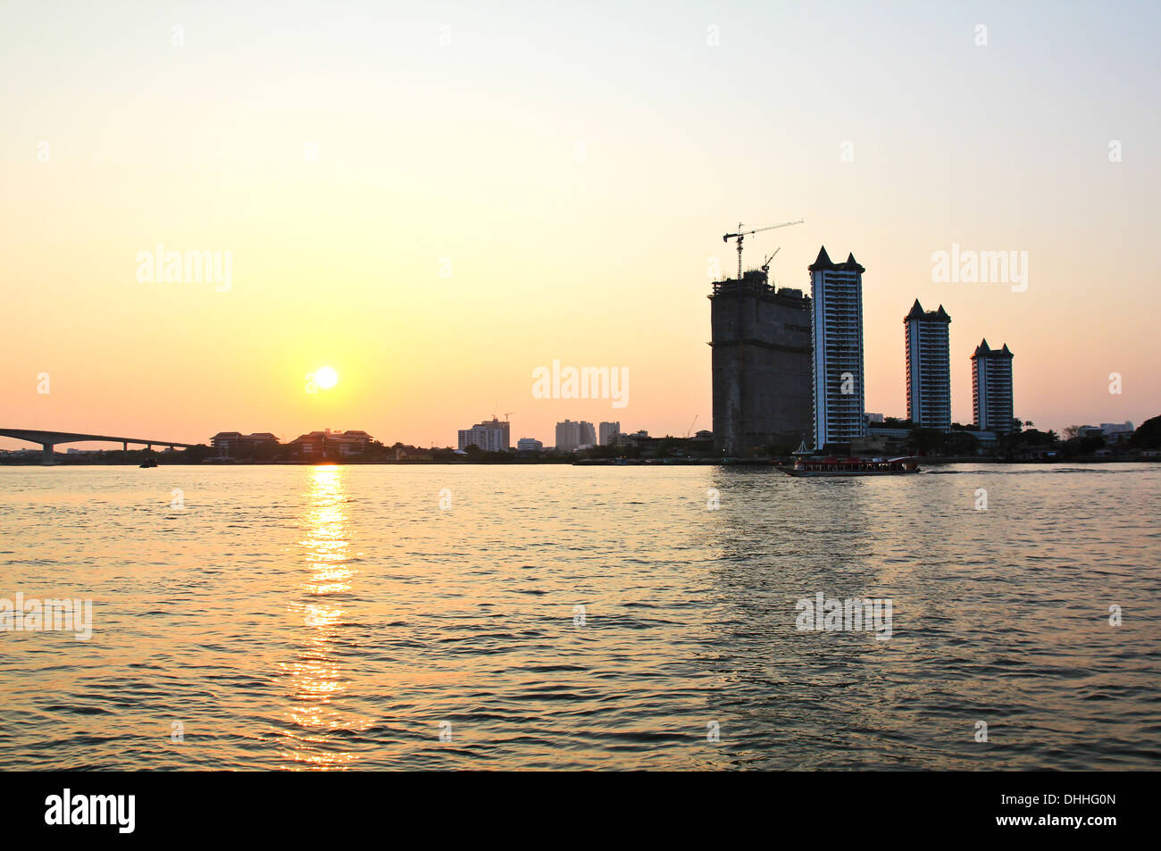 Sonnenuntergang am Fluss Chao Phraya Stockfoto