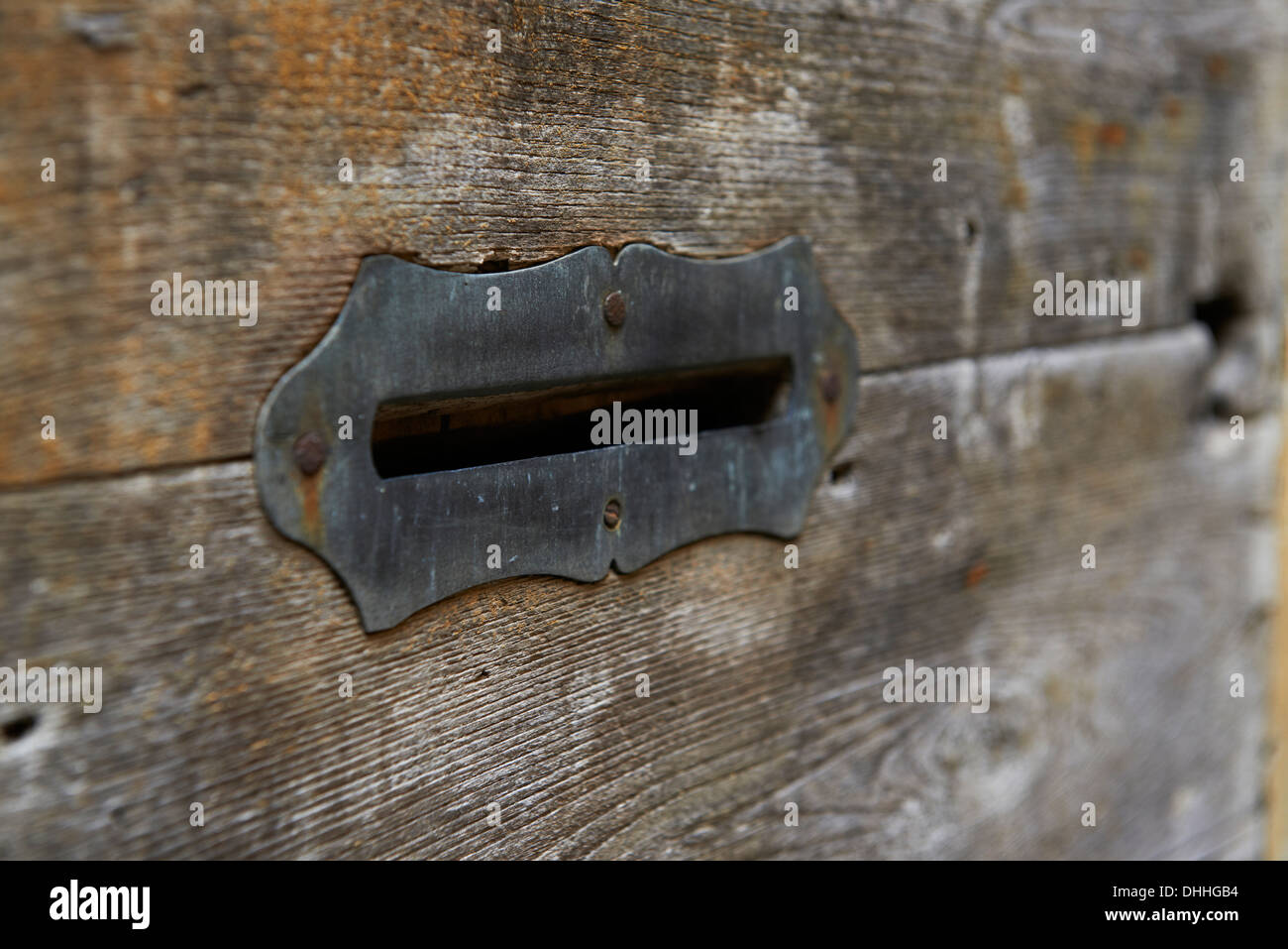 alten Briefkasten in eine strukturierte Holztür Stockfoto