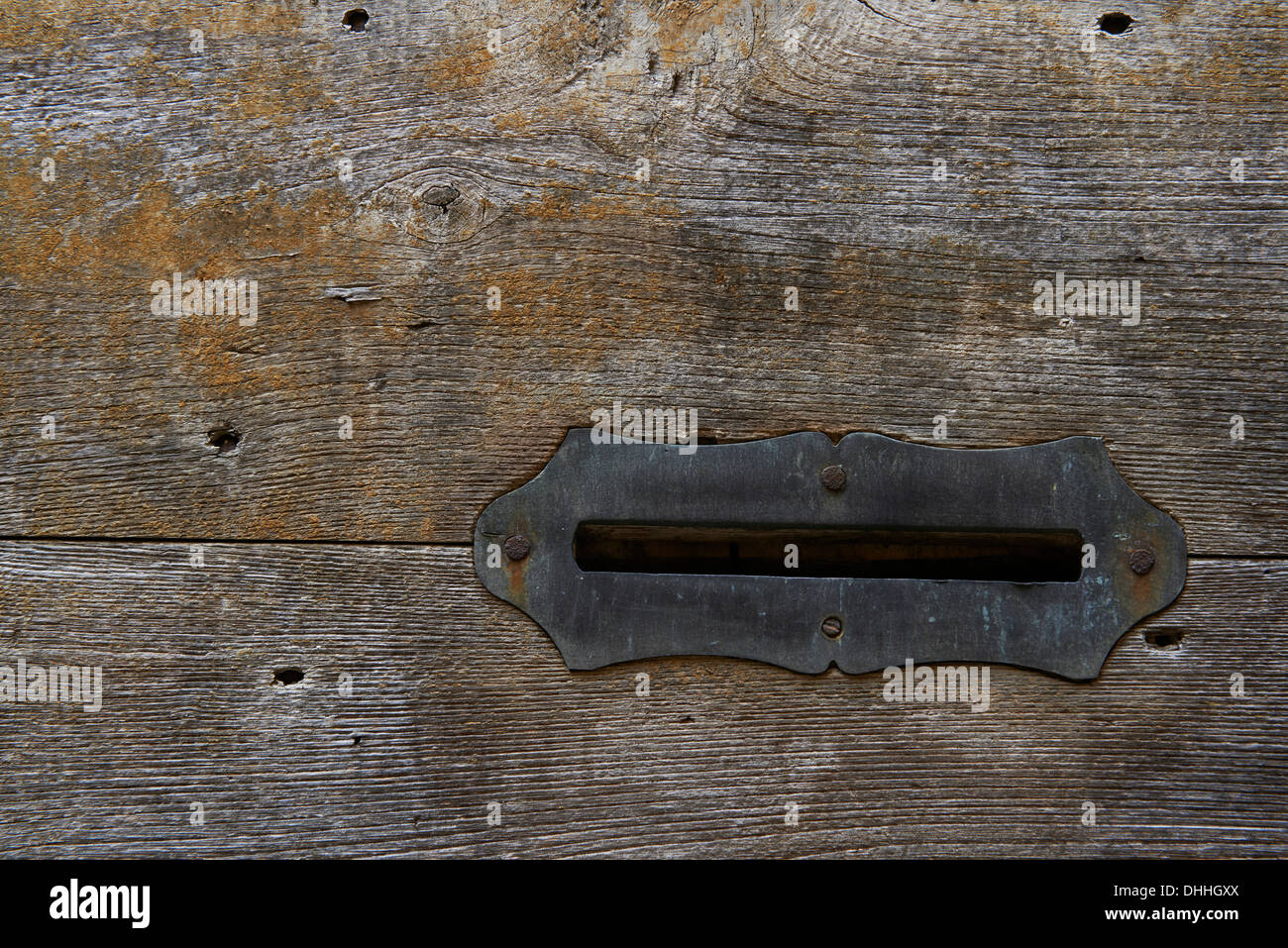 alten Briefkasten in eine strukturierte Holztür Stockfoto
