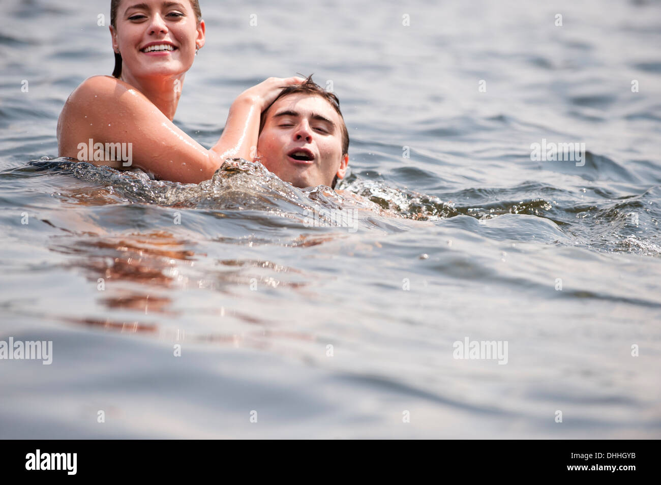 Junges Paar Schwimmen im See Stockfoto