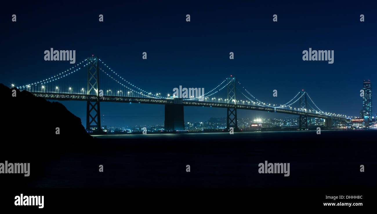 Die Bay Bridge bei Nacht zwischen Oakland und San Francisco von Treasure Island Stockfoto