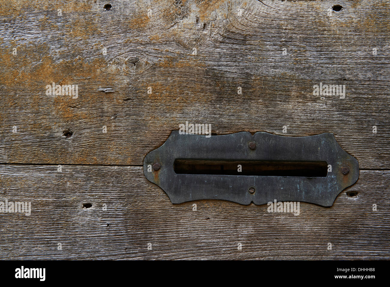 alten Briefkasten in eine strukturierte Holztür Stockfoto