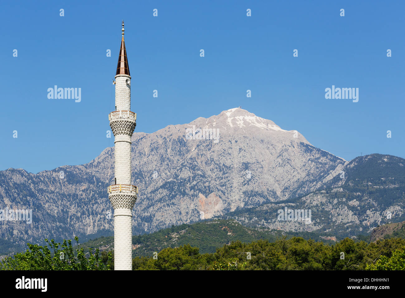 Mt. Tahtalı Dagi und Minarett, Nationalpark Olimpos Beydağları, Tekirova, Lykien, Provinz Antalya, Türkei Stockfoto