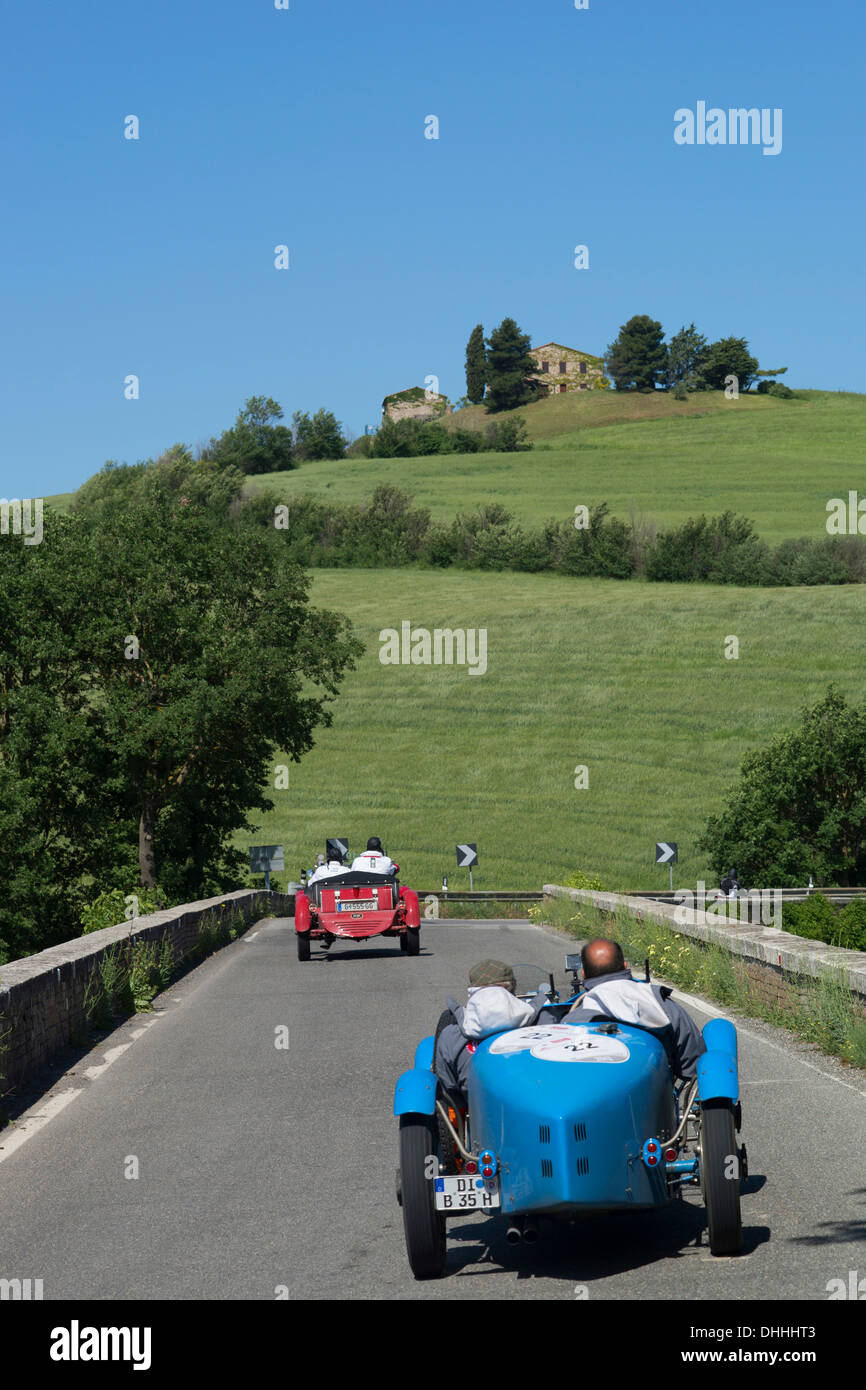 Zwei Bugatti Cabrios, Oldtimer, Rennwagen, Mille Miglia Autorennen, in der Nähe von San Quirico d ' Orcia, Toskana, Italien Stockfoto