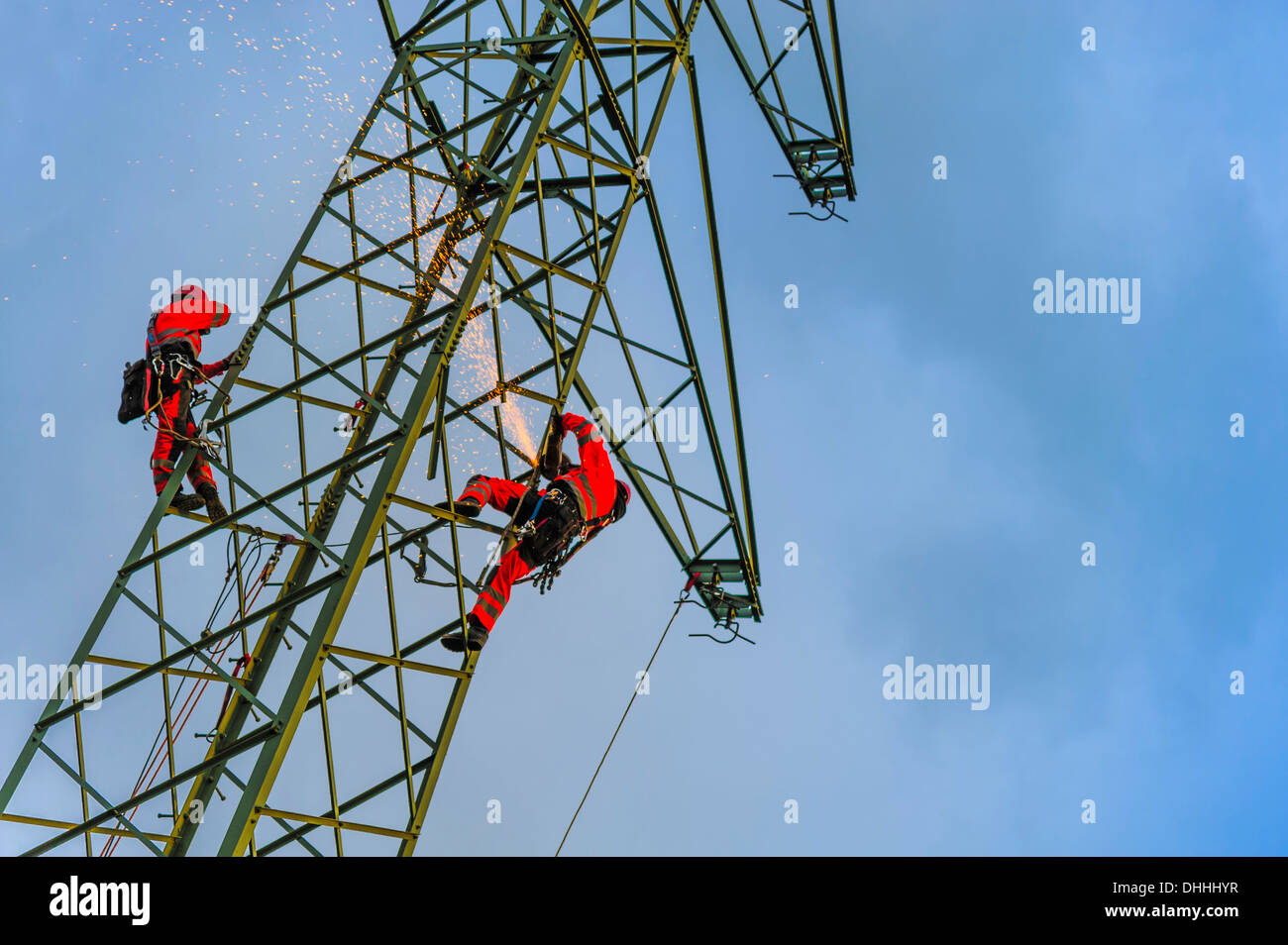 Zwei Monteure arbeiten an einem Hochspannungsmast, Grevenbroich, Nordrhein-Westfalen, Deutschland Stockfoto