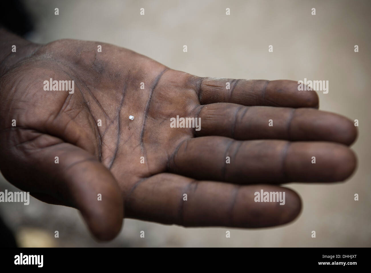 Finden Sie, indem ein Diamant Bergmann, kleinen Diamanten, ca. 2 Karat, Kenema, Eastern Province, Sierra Leone Stockfoto