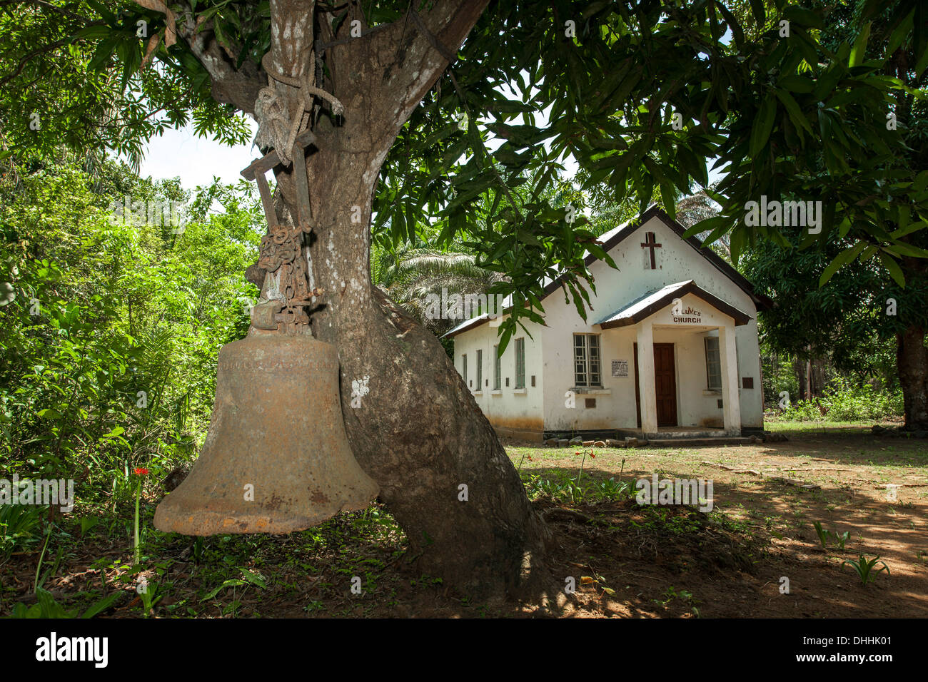 Alte Glocke aus der Kolonialzeit noch verwendet für die Gläubigen in der Kirche des Heiligen Lukas, Banana Islands, Western Area anrufen Stockfoto