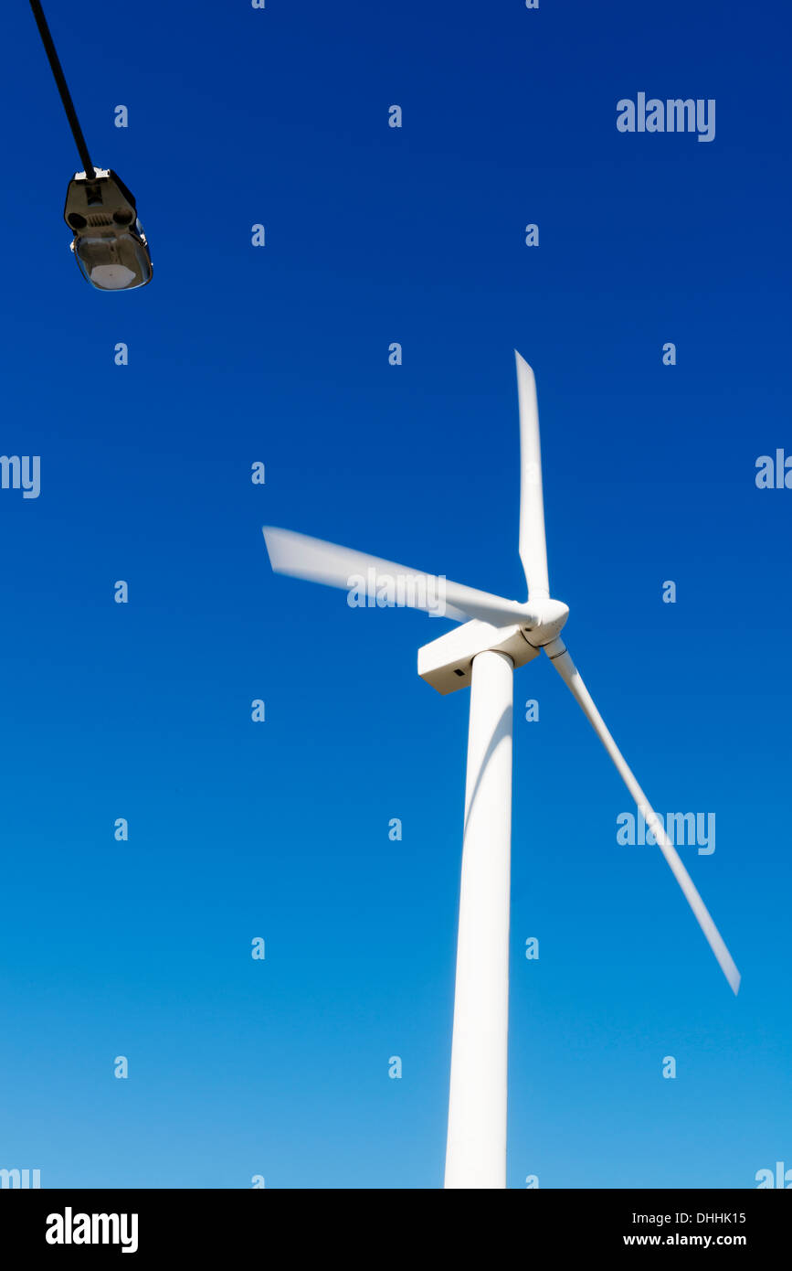 Windkraftanlage mit Strom und Licht. Stockfoto