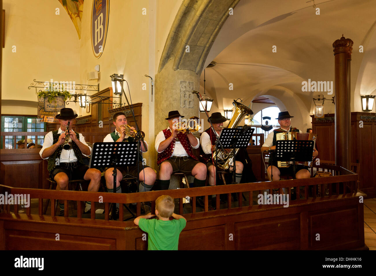 Marschierendes Band Auftritt in die "durstigsten', Gästezimmer, bin Hofbrauhaus Platzl Bierhalle, München, Bayern, Oberbayern Stockfoto