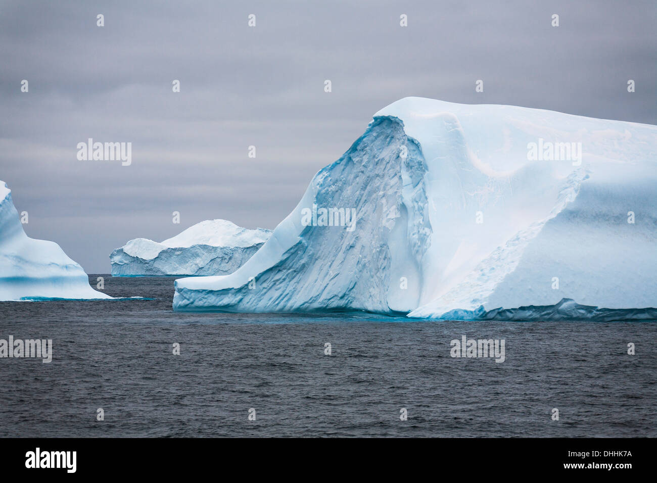 Blaue Eisberge mit Laurie Island, Washington Straße, South Orkneys, südlichen Ozean, Antarktis Stockfoto