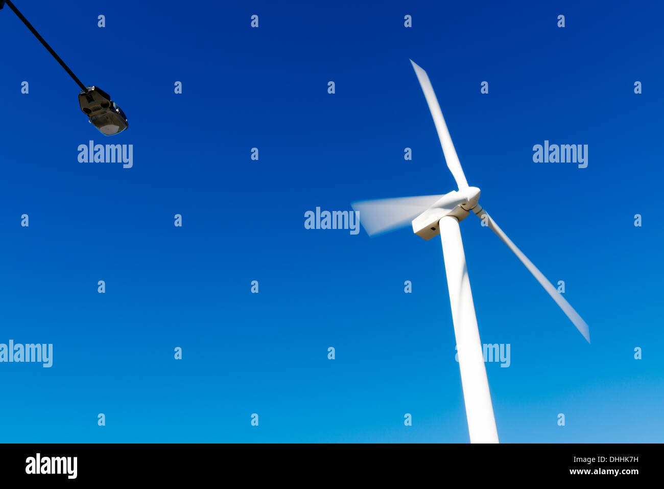 Windkraftanlage mit Strom und Licht. Stockfoto