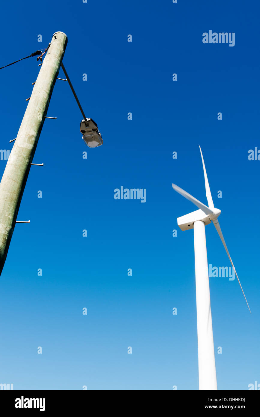 Windkraftanlage mit Strom und Licht. Stockfoto